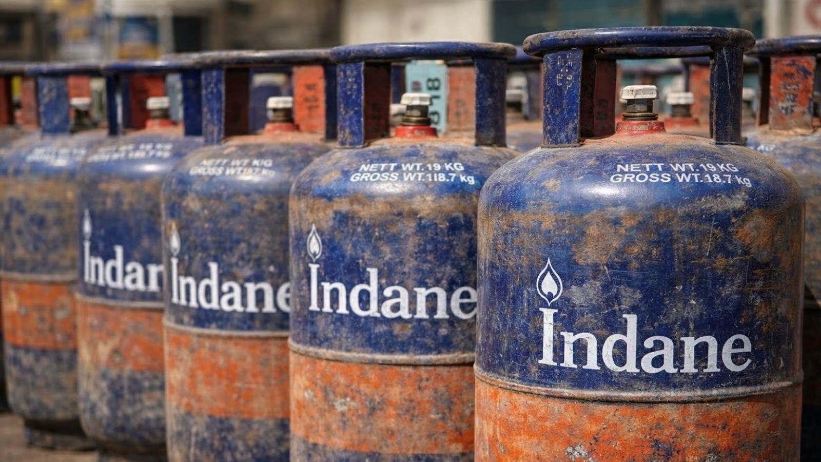 Commercial LPG cylinder shortage affecting restaurants in Kolkata